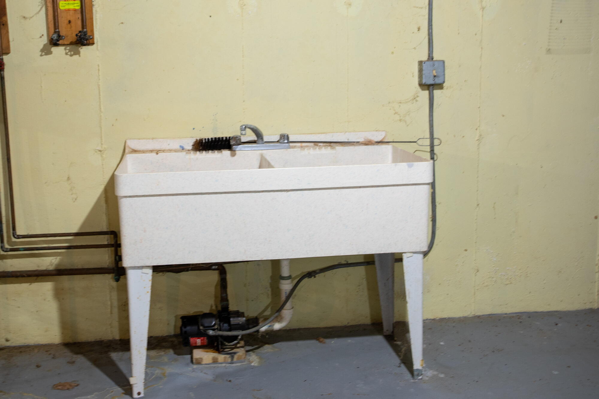 91 Hawser Bend Centerville, MA 02632 - Photo 22 of 42 a utility room with dryer and washer