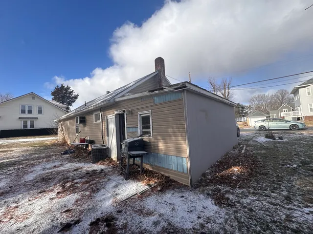 $13,000 | 315 West Washington Street, Blandinsville, IL 61420