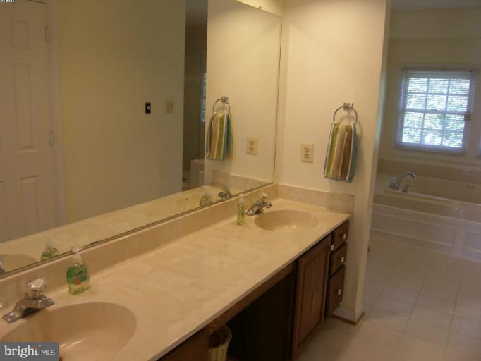 8 Rideout Court Gaithersburg, MD 20877 - Photo 5 of 30 Bath (Master)