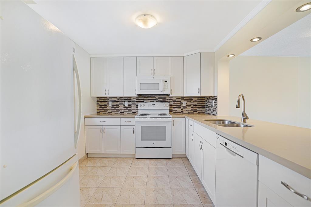 111 Southeast 3rd Avenue, Unit 306 Dania Beach, FL 33004 - Photo 11 of 43