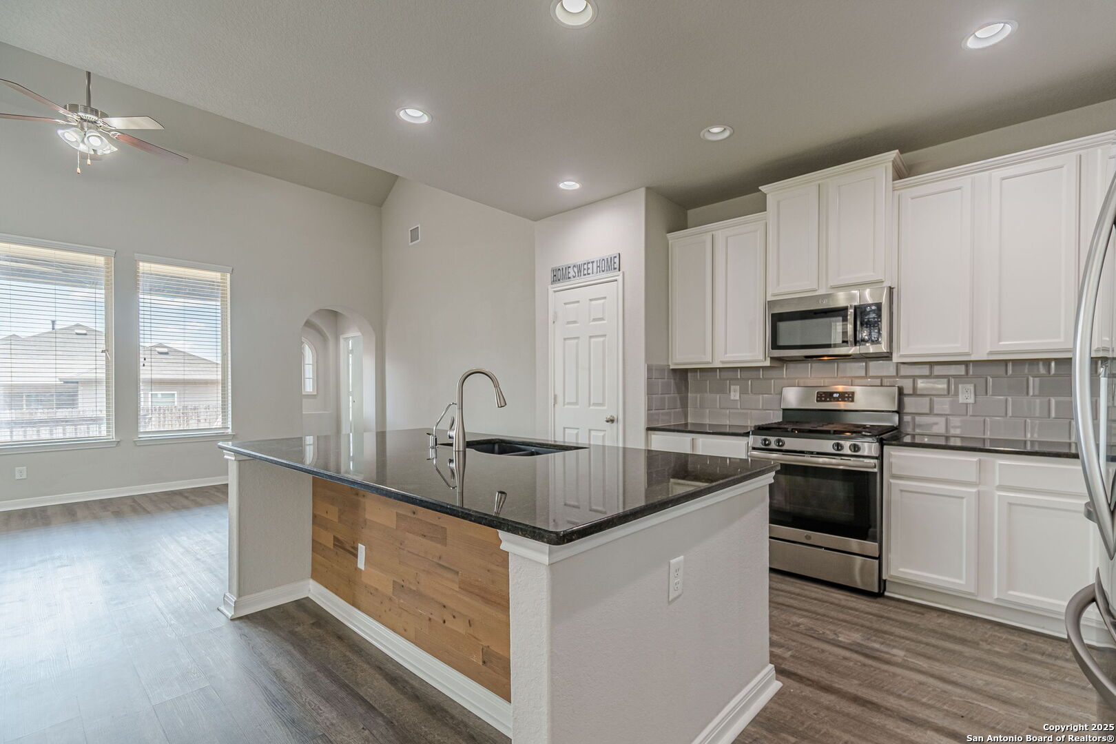 8922 Grand Western Converse, TX 78109 - Photo 16 of 77