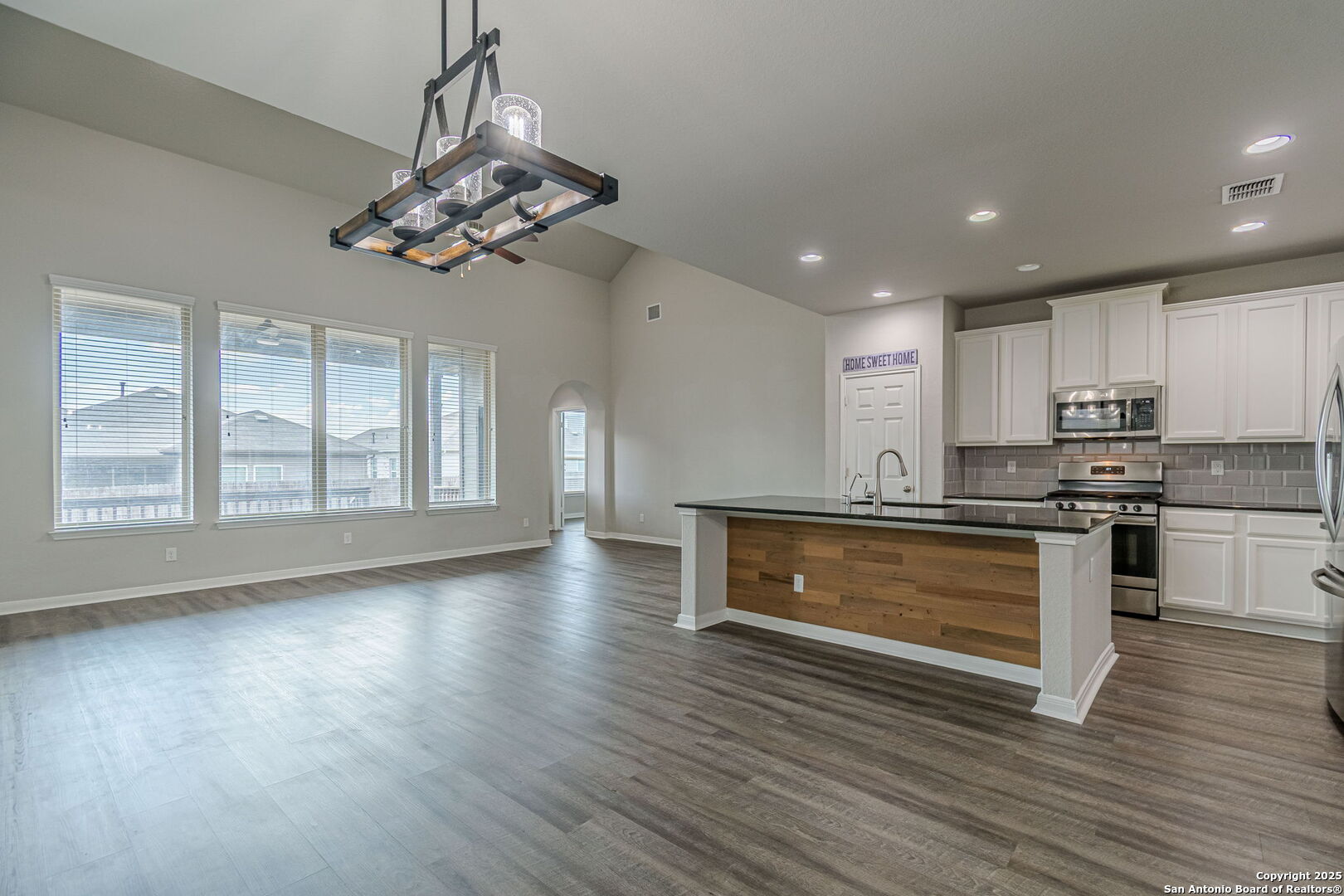 8922 Grand Western Converse, TX 78109 - Photo 23 of 77