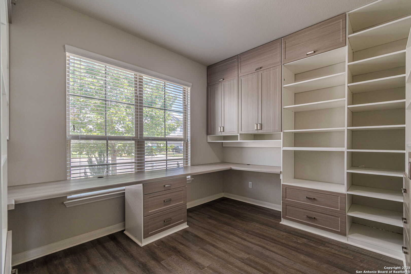 8922 Grand Western Converse, TX 78109 - Photo 6 of 77