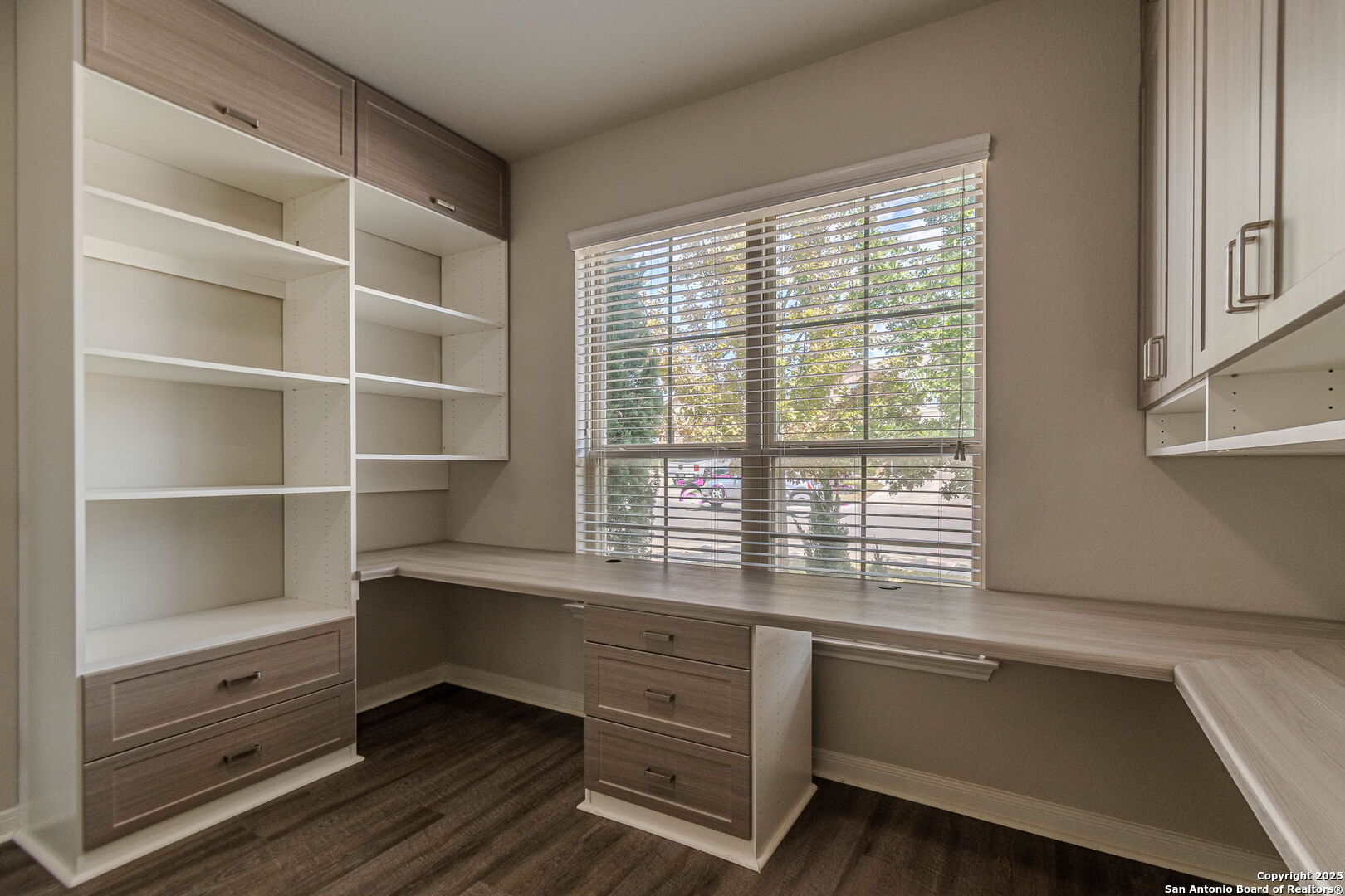 8922 Grand Western Converse, TX 78109 - Photo 9 of 77