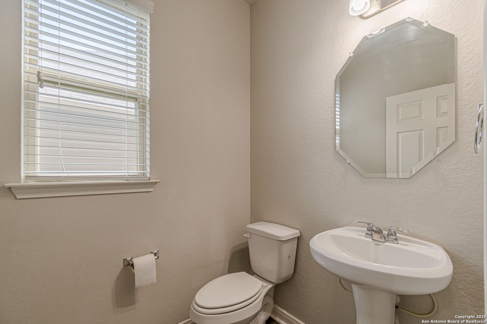 8922 Grand Western Converse, TX 78109 - Photo 10 of 77