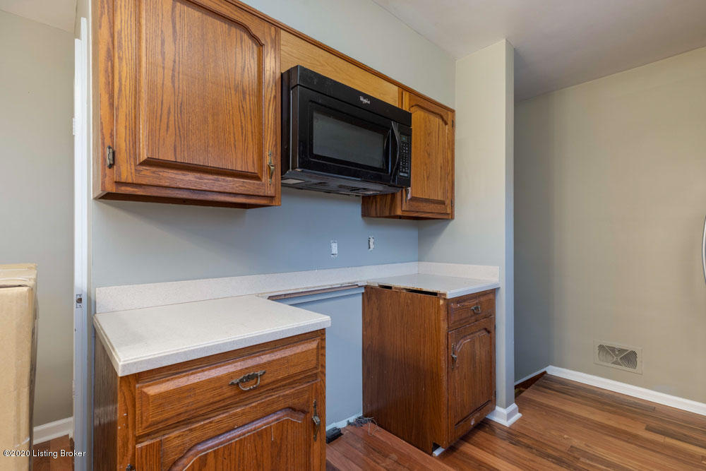 10707 Deering Road Louisville, KY 40272 - Photo 14 of 49 Deering014