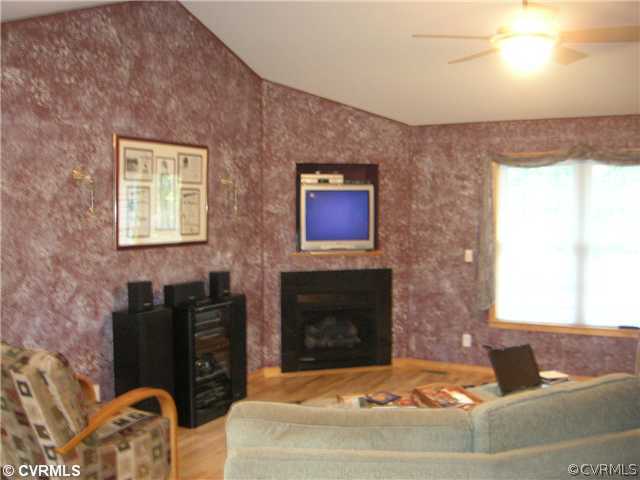 3900 Union Branch Road Petersburg, VA 23805 - Photo 3 of 12 Living Room
