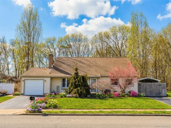 $699,000 | 193 Glen Summer Road, Holbrook, NY 11741