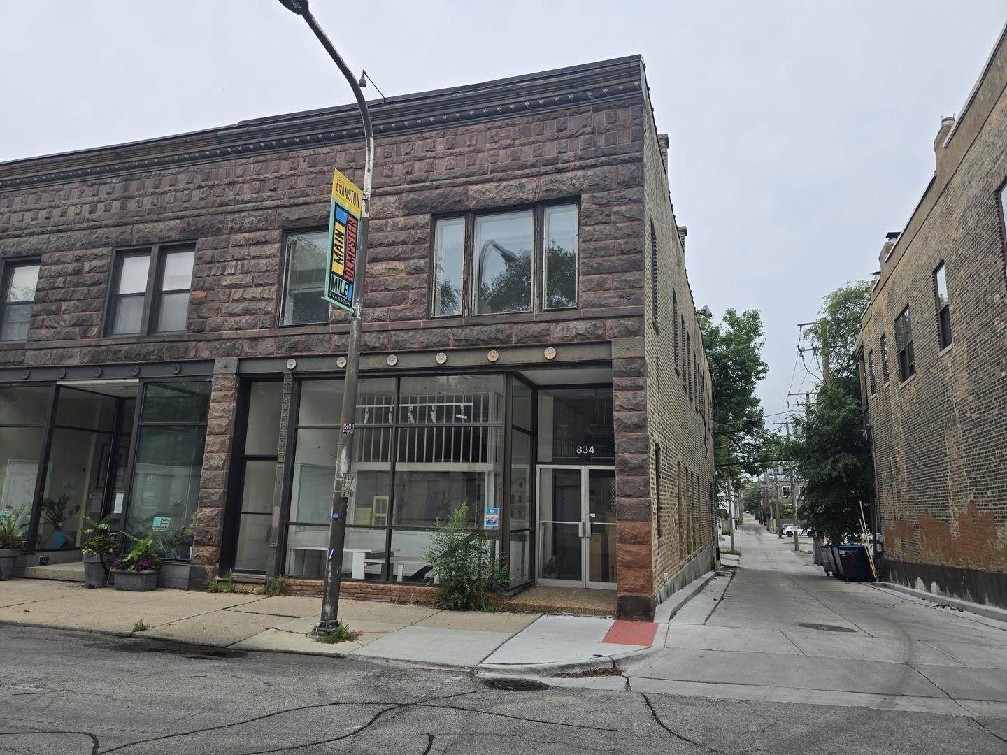 834 Custer Avenue Evanston, IL 60202 - Photo 2 of 6 a building view