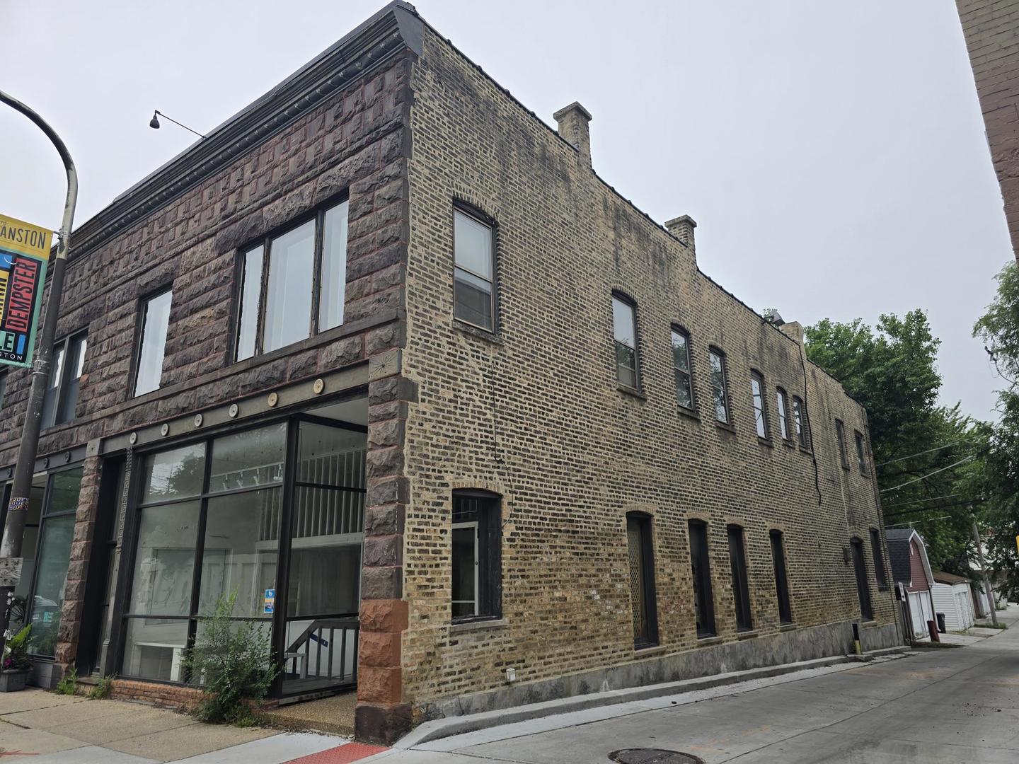834 Custer Avenue Evanston, IL 60202 - Photo 4 of 6 a front view of a building