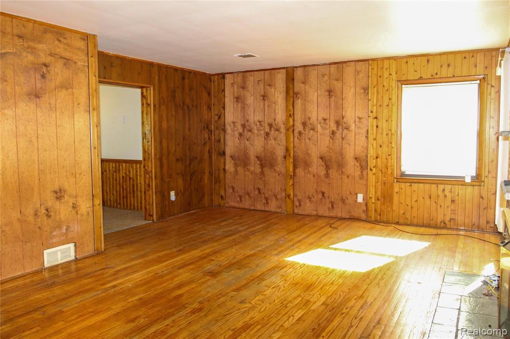 16515 East 8 Mile Road Eastpointe, MI 48021 - Photo 5 of 17