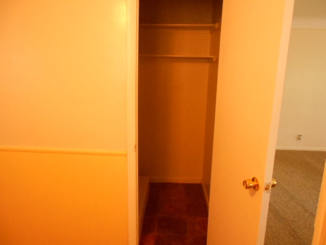 24670 Kelly Road Eastpointe, MI 48021 - Photo 19 of 34 31332344-18.JPG