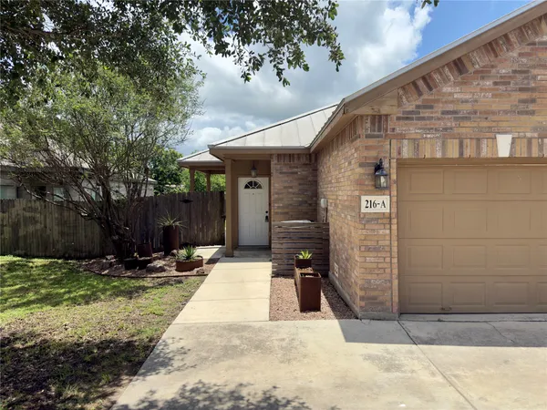 $1,450 | 216 Anne Louise Drive, Unit A, New Braunfels, TX 78130