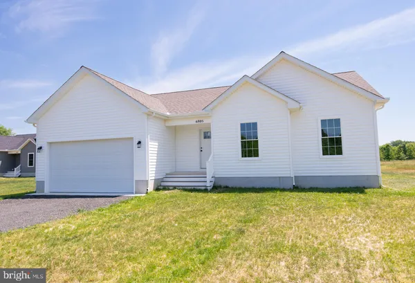 a view of a house with yard and garage
