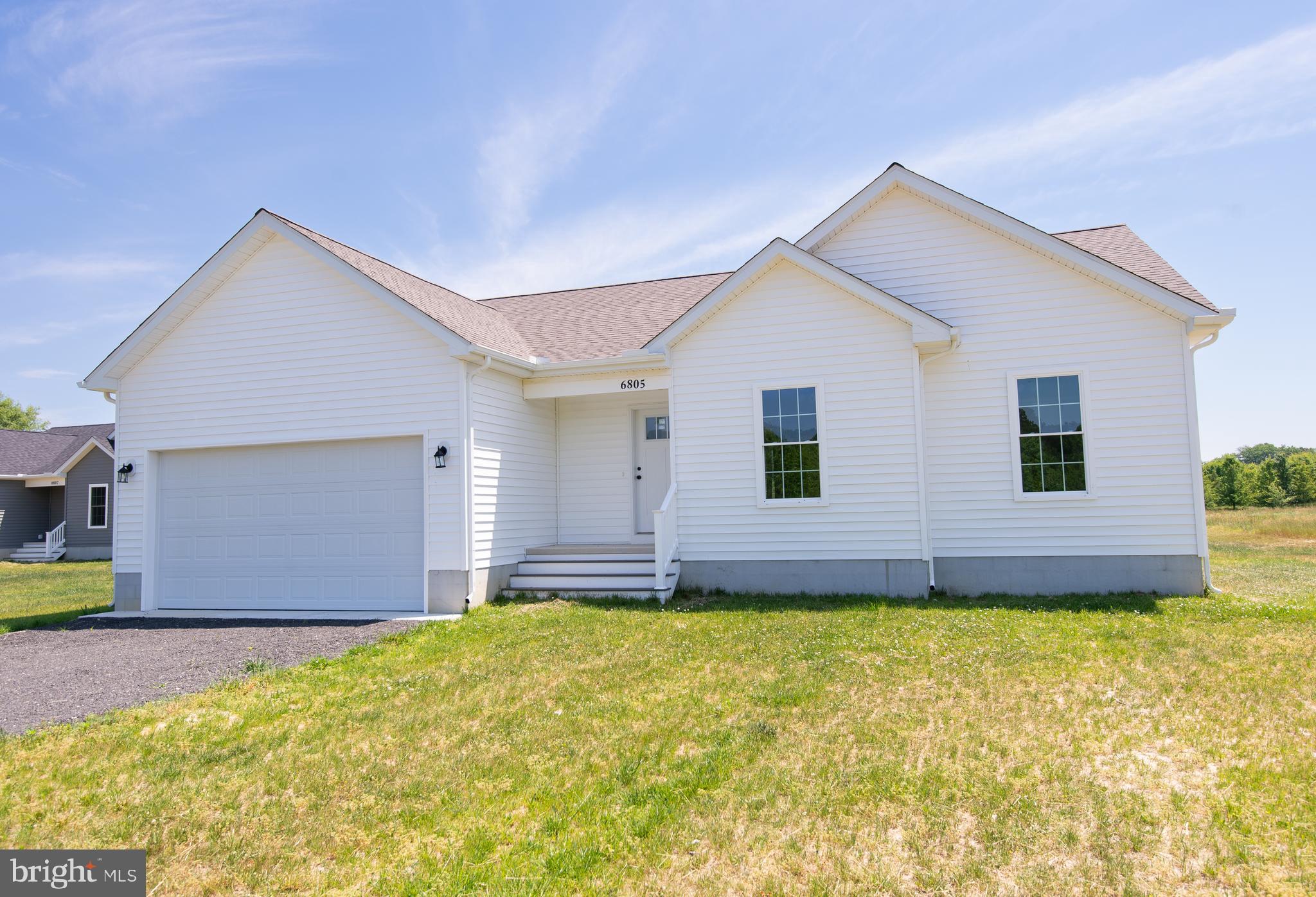 a view of a house with yard and garage