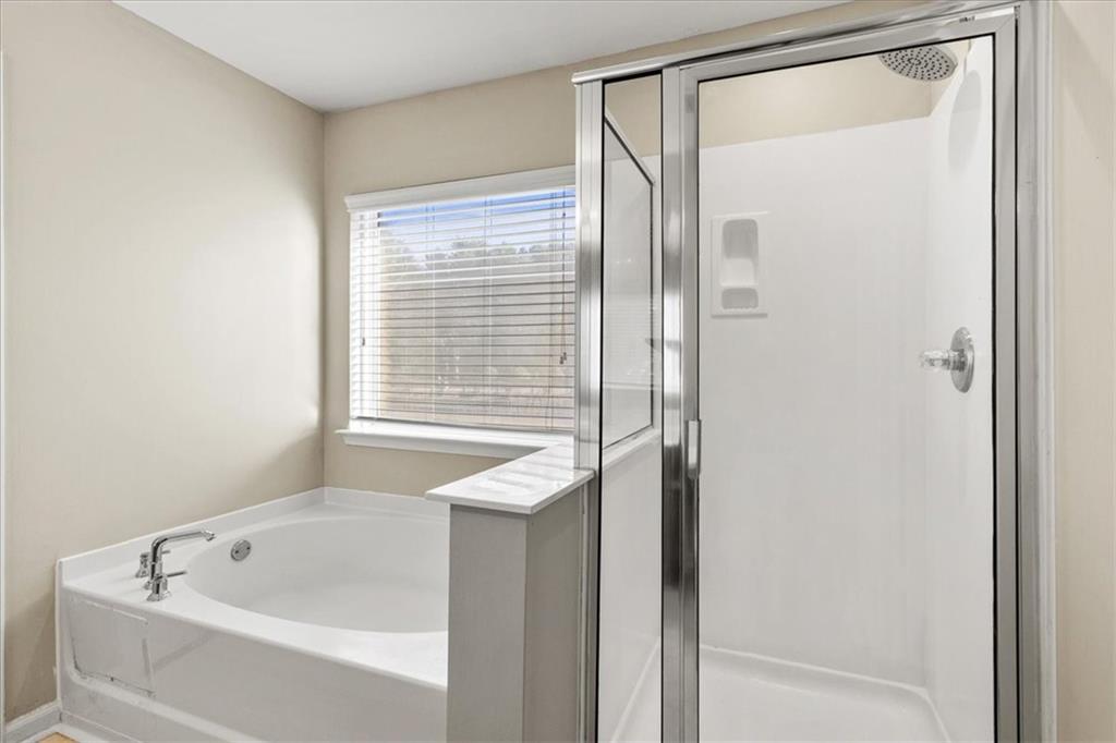 125 Parkmont Court Dallas, GA 30132 - Photo 27 of 36 a bathroom with a bathtub and a shower