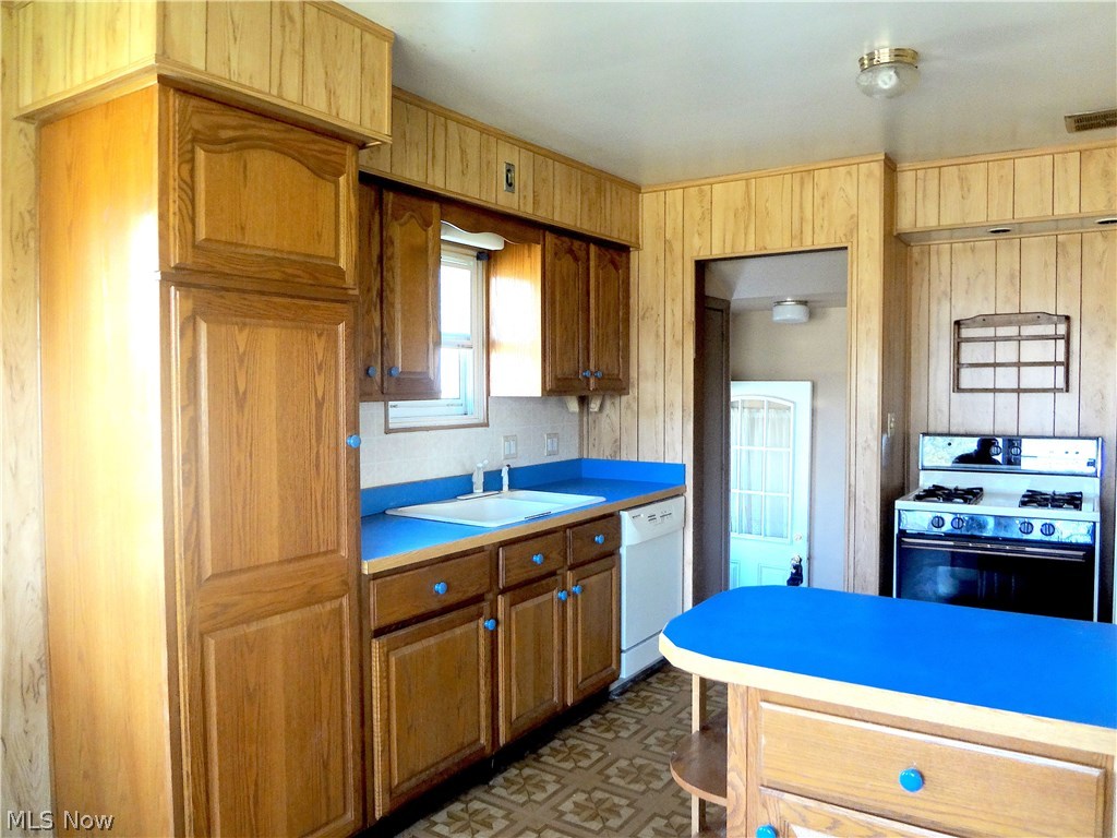 11109 Snow Road Parma Heights, OH 44130 - Photo 12 of 23
