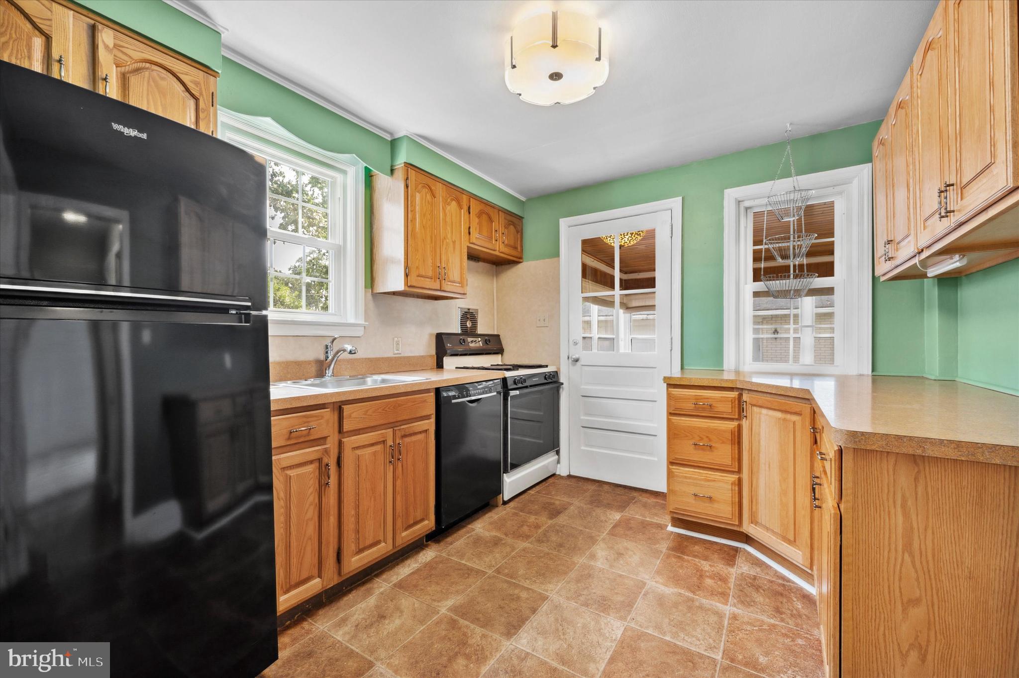 320 Garden Road Springfield, PA 19064 - Photo 14 of 25 Oak Kitchen with extra cabinets and counterspace