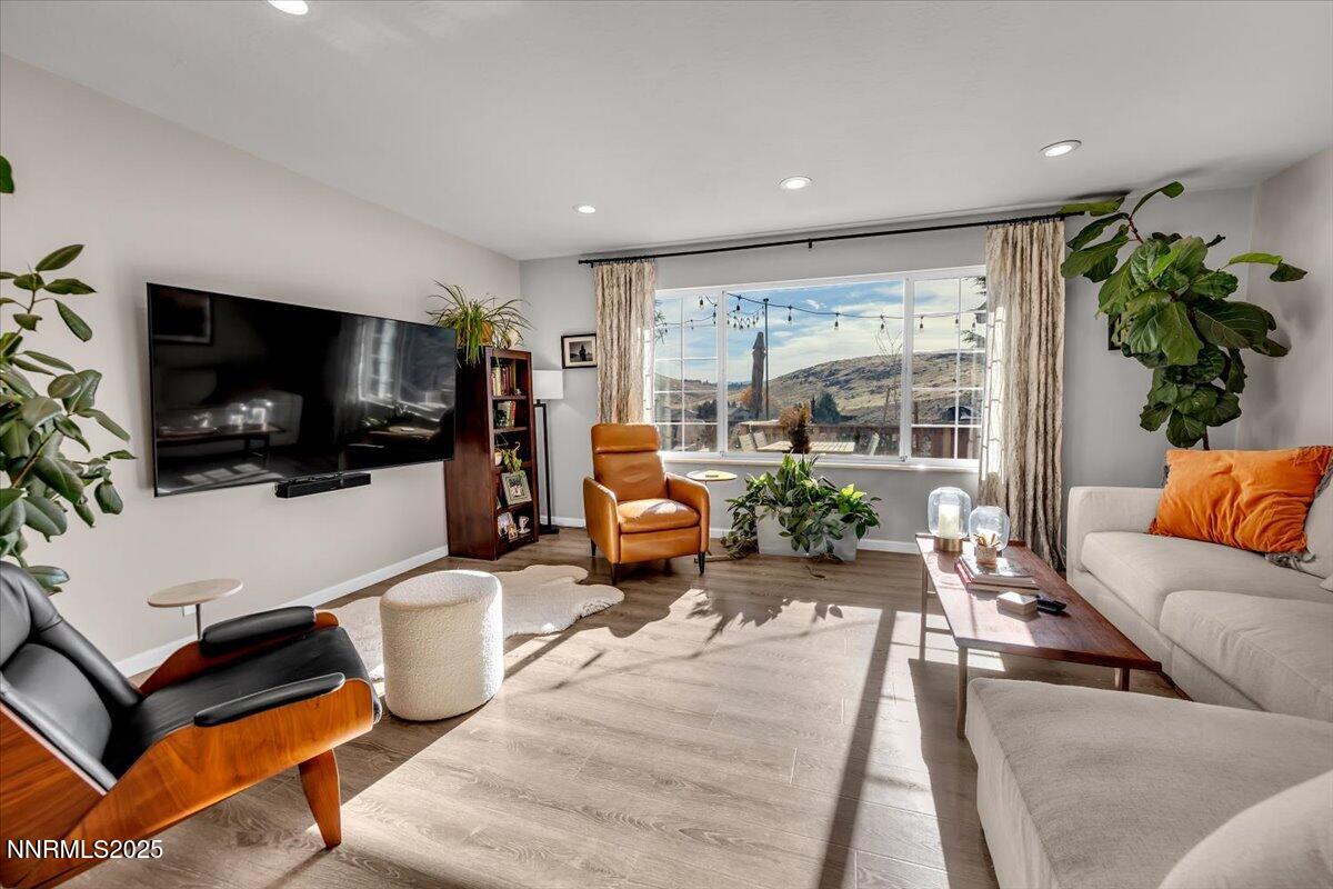 3880 Piccadilly Drive Reno, NV 89509 - Photo 19 of 58 a living room with furniture and a flat screen tv