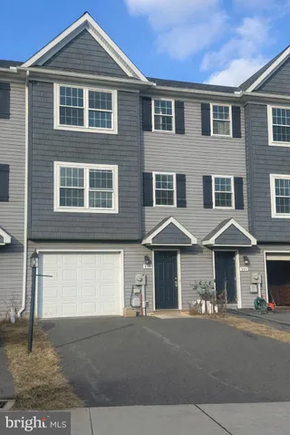 $1,700 | 735 Kentwell Drive, York, PA 17406