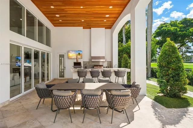 a view of a backyard with palm trees