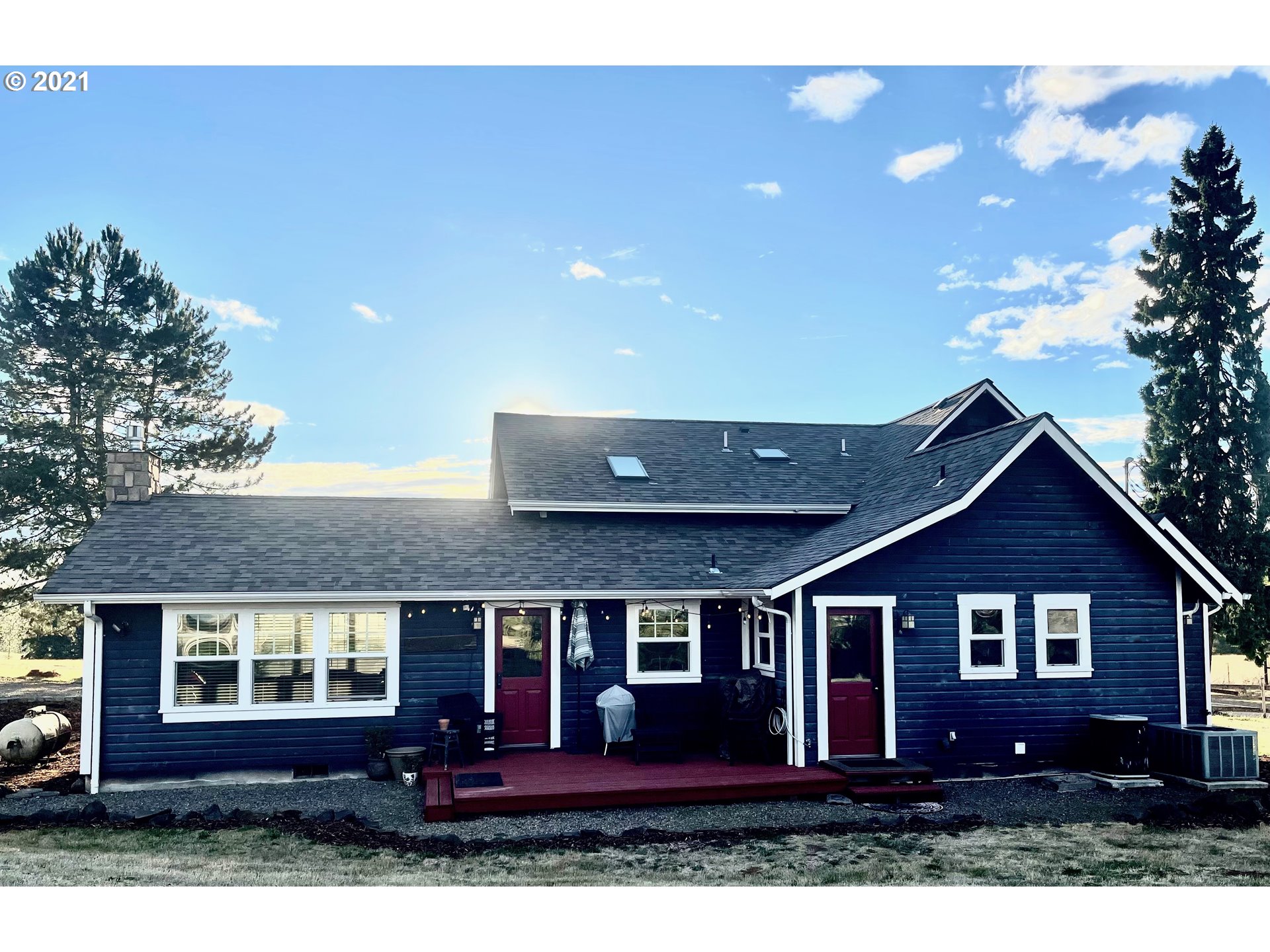 37170 Camp Creek Road Springfield, OR 97478 - Photo 1 of 29 a front view of a house with a garden