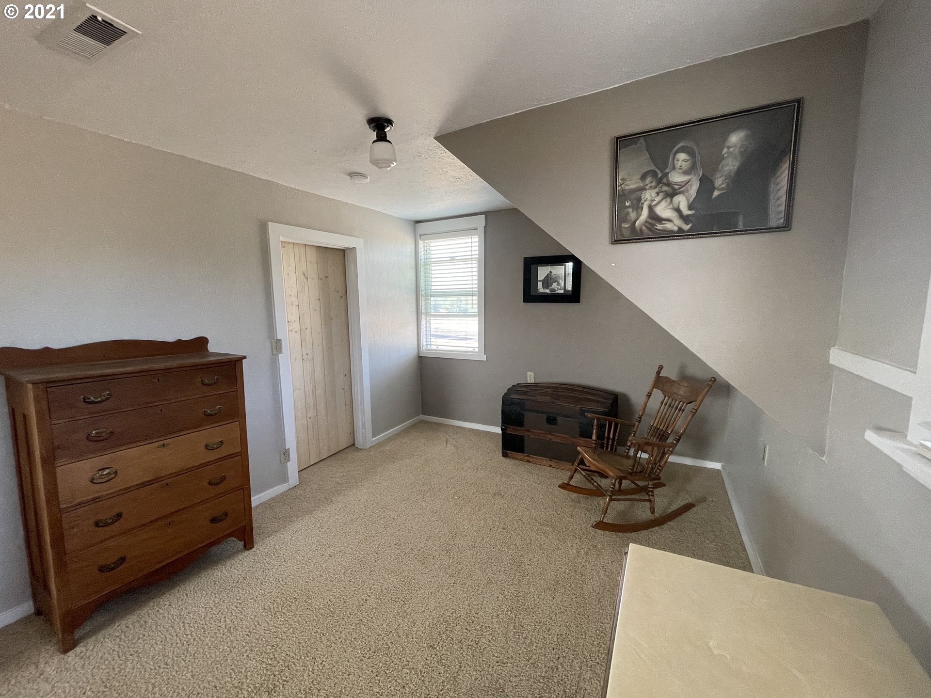 37170 Camp Creek Road Springfield, OR 97478 - Photo 27 of 29 a view of room with furniture and a workspace
