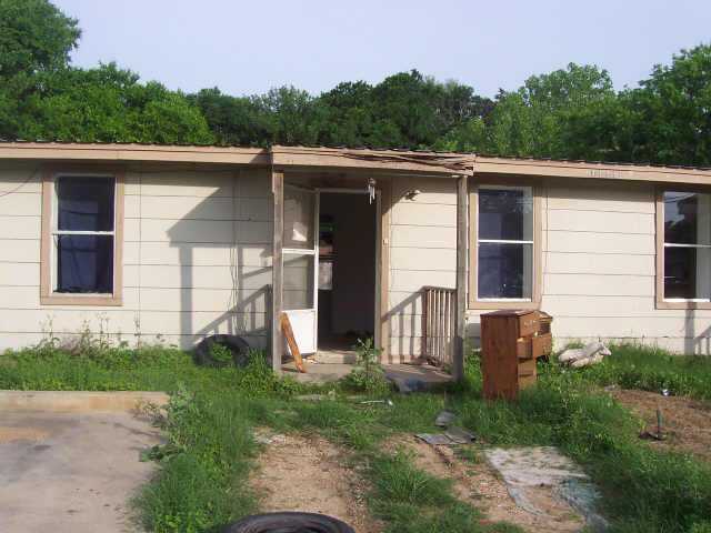 a view of a small house with yard