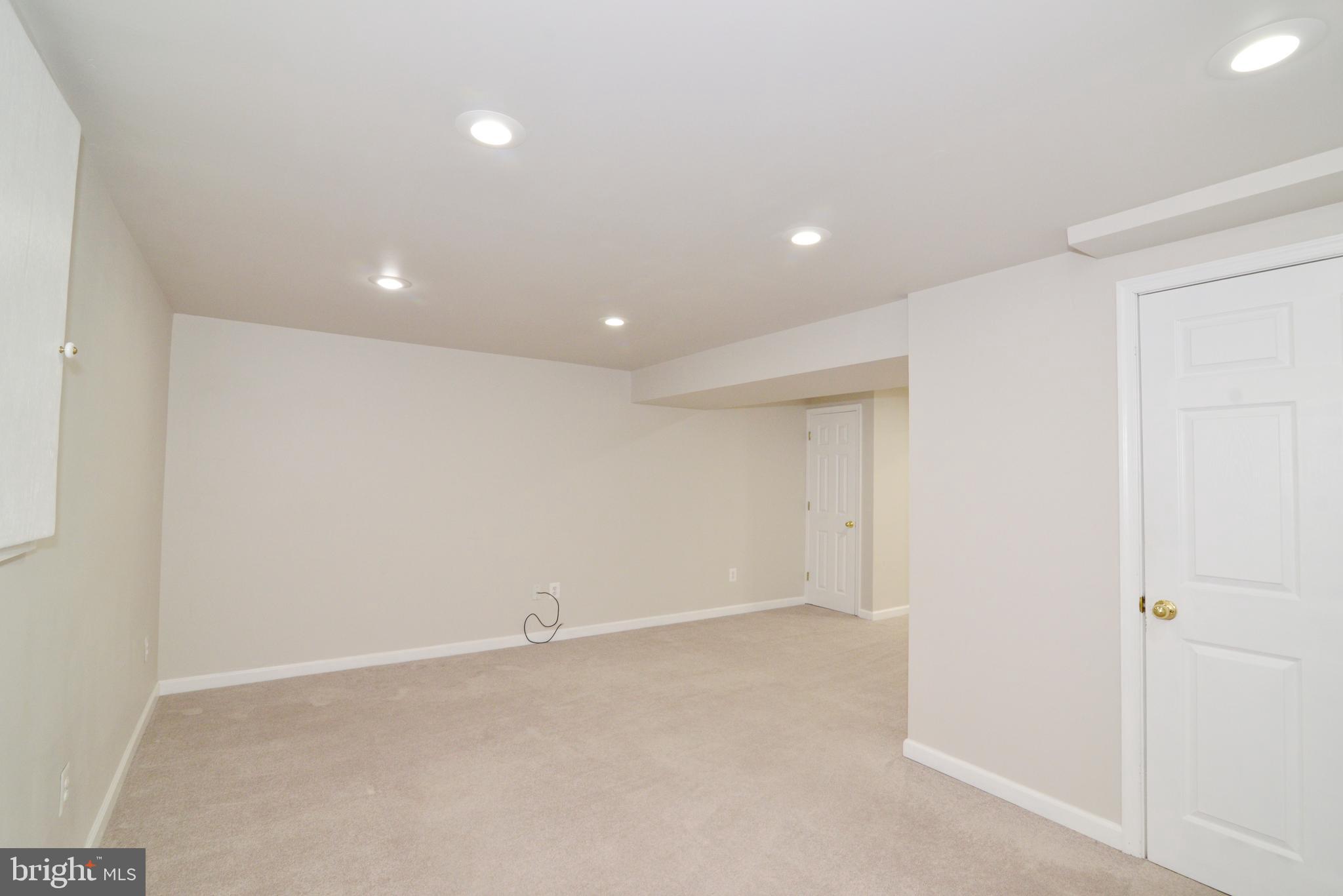 11882 St Trinians Court Reston, VA 20191 - Photo 35 of 35 Great space to entertain and relax!