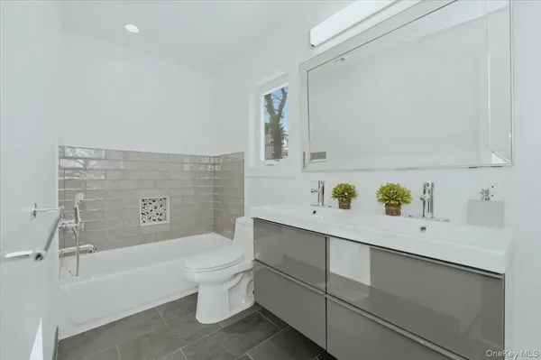 $1,495,000 | 4 Lawrence Place, Pelham, NY 10803