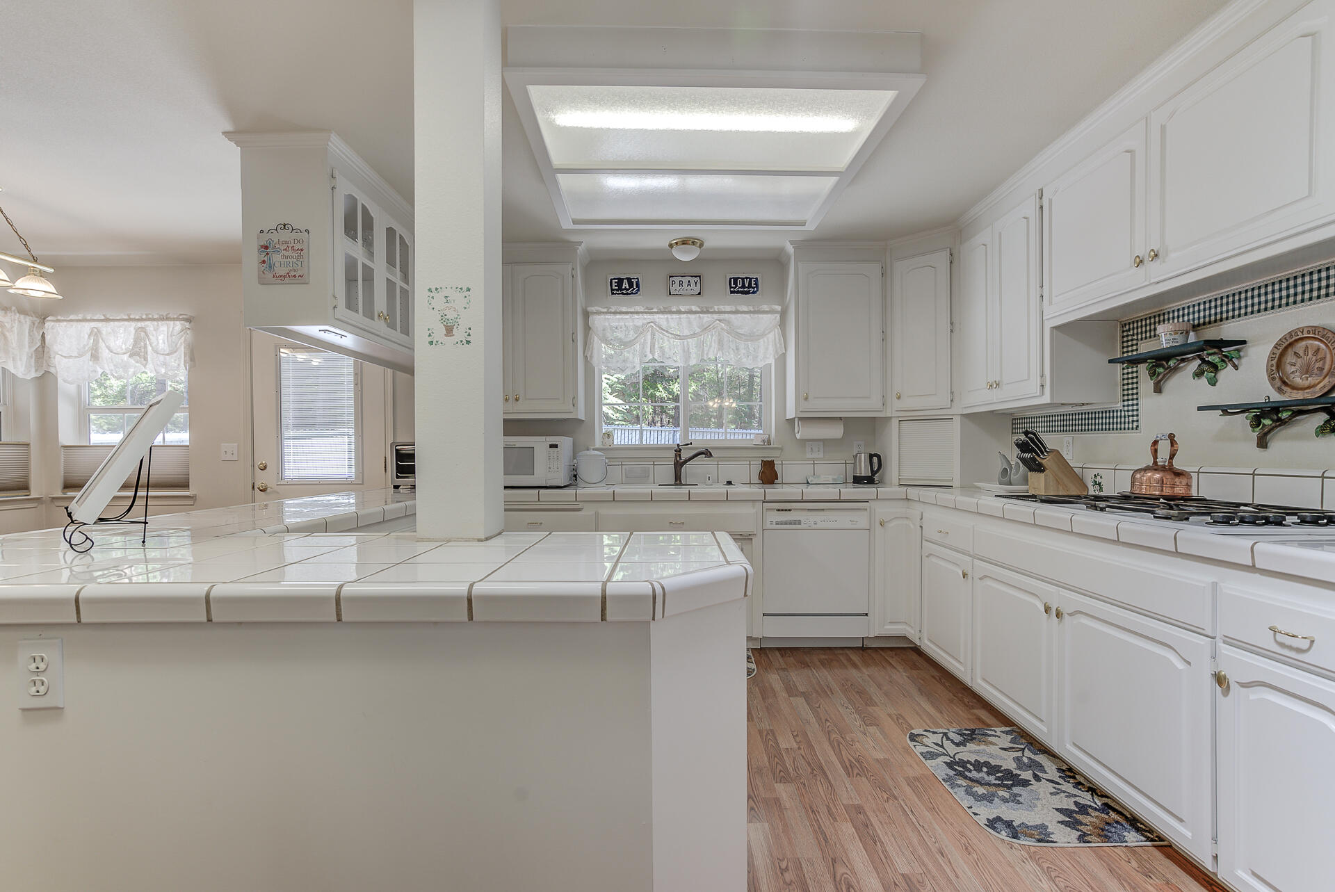 8303 Amberwoods Place Shingletown, CA 96088 - Photo 17 of 58 Large kitchen