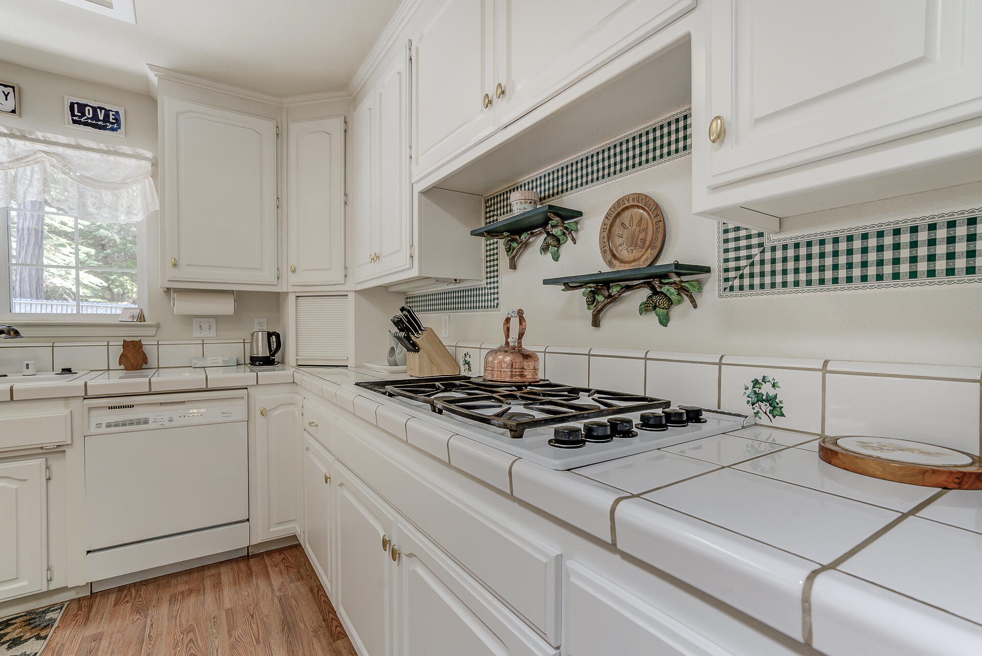 8303 Amberwoods Place Shingletown, CA 96088 - Photo 19 of 58 a kitchen with cabinets and appliances