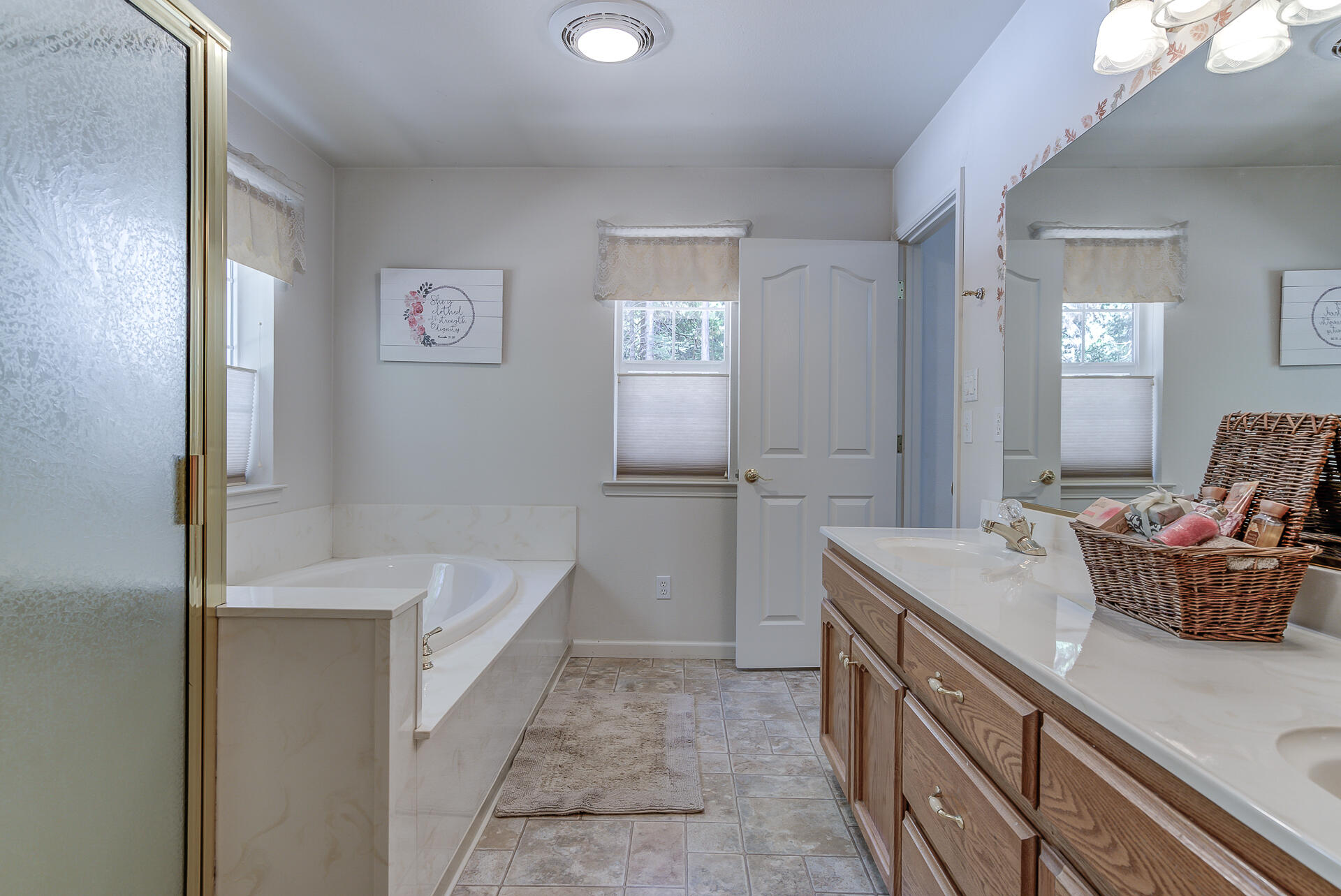 8303 Amberwoods Place Shingletown, CA 96088 - Photo 37 of 58 a bathroom with a tub sink and mirror