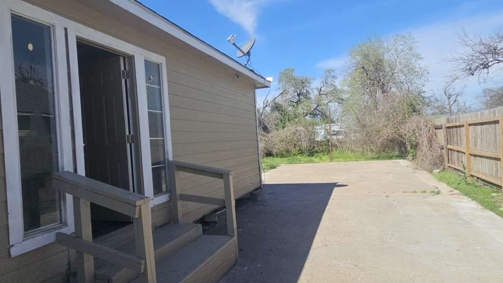 2301 Caplin Street Houston, TX 77026 - Photo 2 of 10