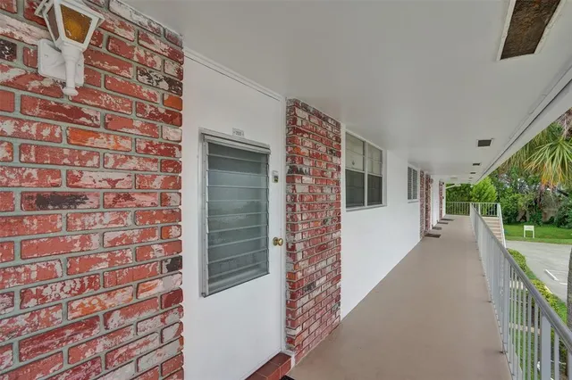 a view of entryway with a yard