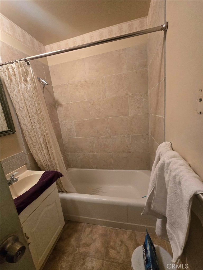 36827 Hidden River Road Hinkley, CA 92347 - Photo 11 of 19 Full bath in hallway.