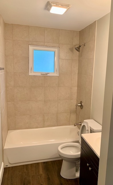 17 Timber Trail Streamwood, IL 60107 - Photo 8 of 10 a bathroom with a toilet a sink and bathtub