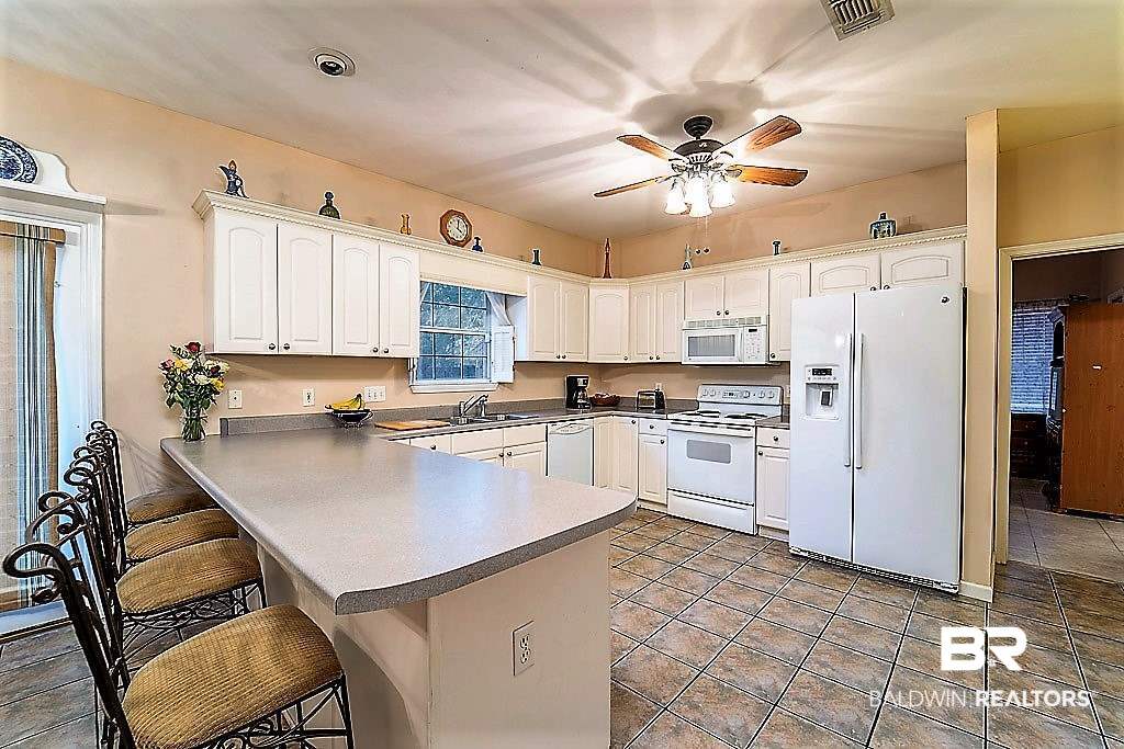 19891 Chestnut Drive Foley, AL 36535 - Photo 5 of 23 Kitchen & Breakfast Bar