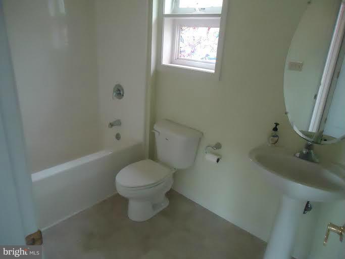 805 Green Spring Road Winchester, VA 22603 - Photo 16 of 22 Bath