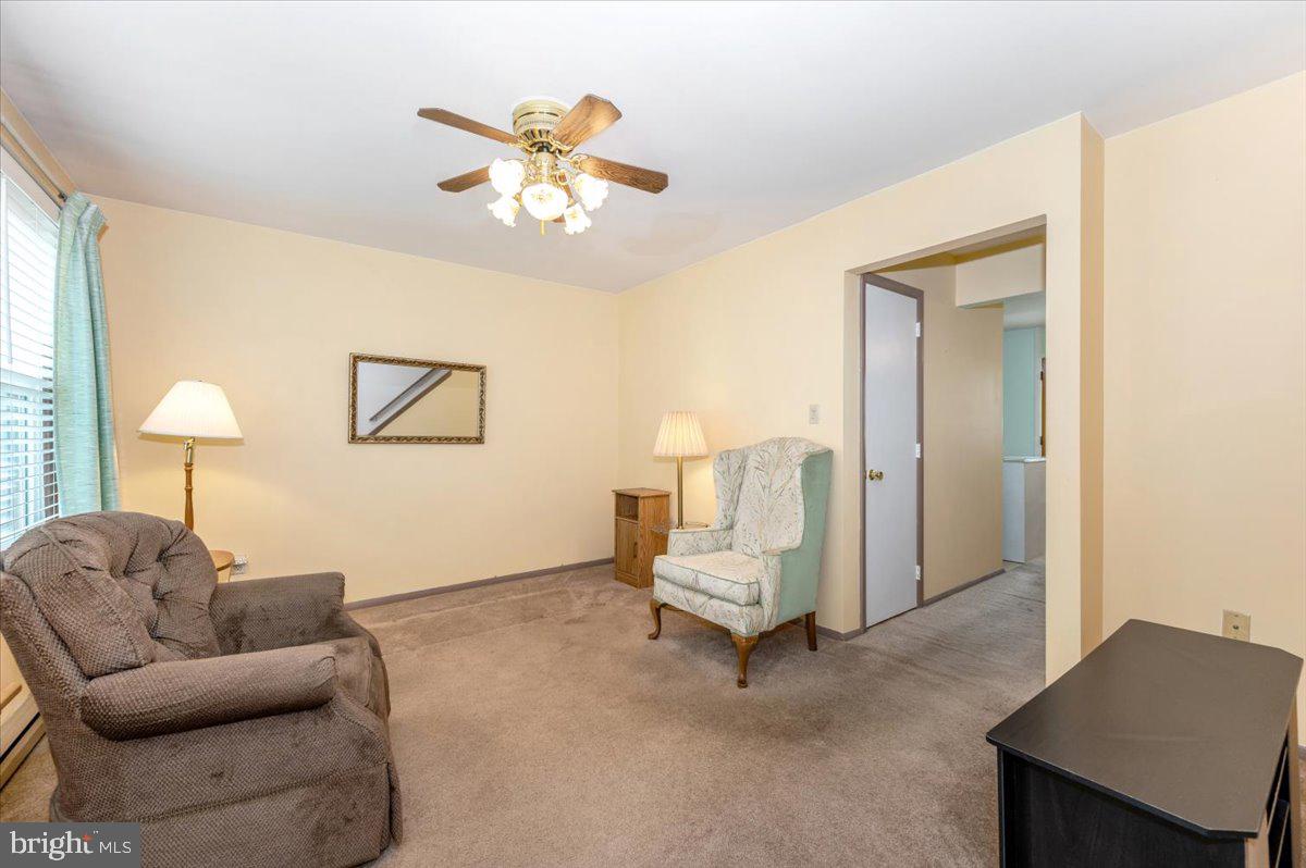 52 Wenner Drive Brunswick, MD 21716 - Photo 11 of 55 a living room with furniture and a lamp