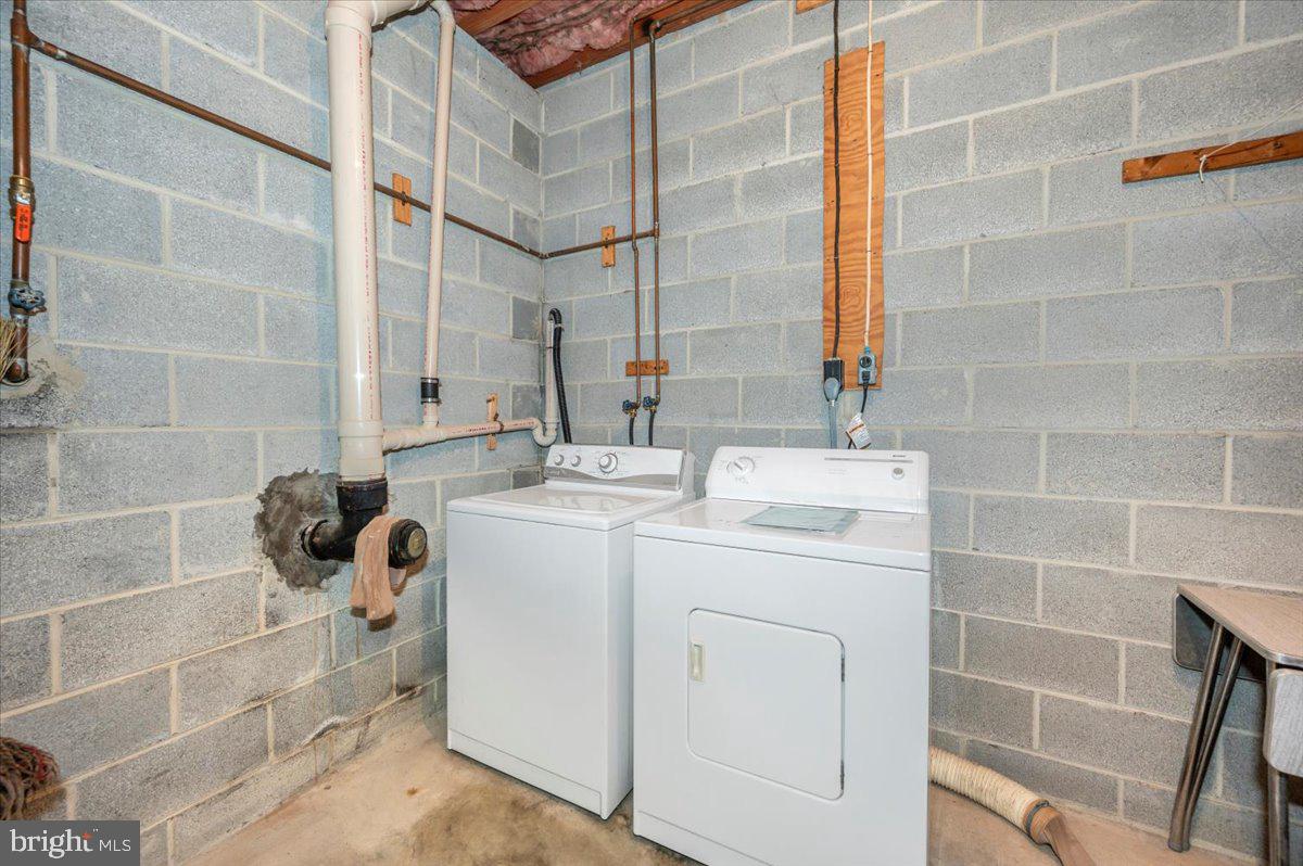 52 Wenner Drive Brunswick, MD 21716 - Photo 41 of 55 a bathroom with a sink and a mirror