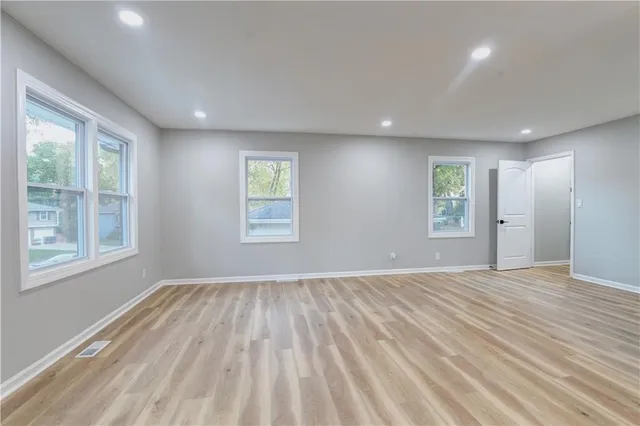 $299,875 | 5221 Northeast 39th Street, Kansas City, MO 64117