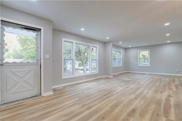 $299,875 | 5221 Northeast 39th Street, Kansas City, MO 64117