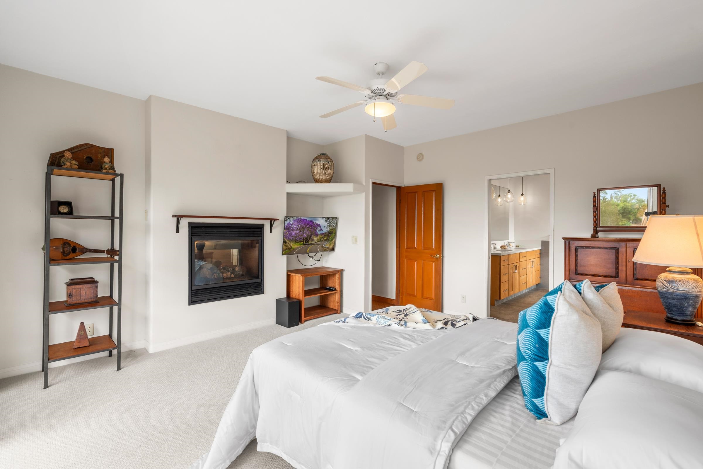 33 U'au Place Kula, HI 96790 - Photo 19 of 50 a bed room with a bed and a tv