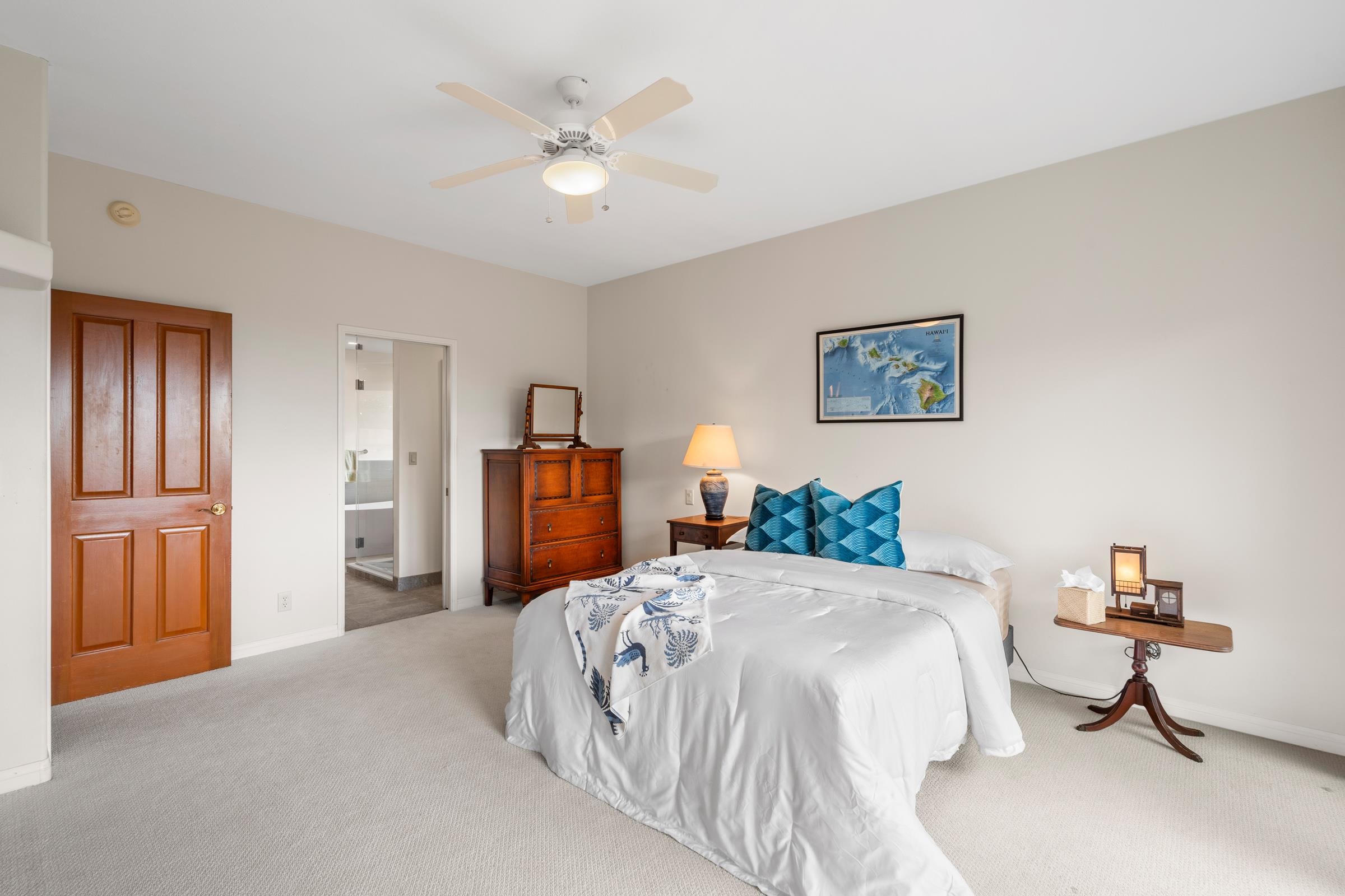 33 U'au Place Kula, HI 96790 - Photo 21 of 50 a bedroom with a bed and a chandelier