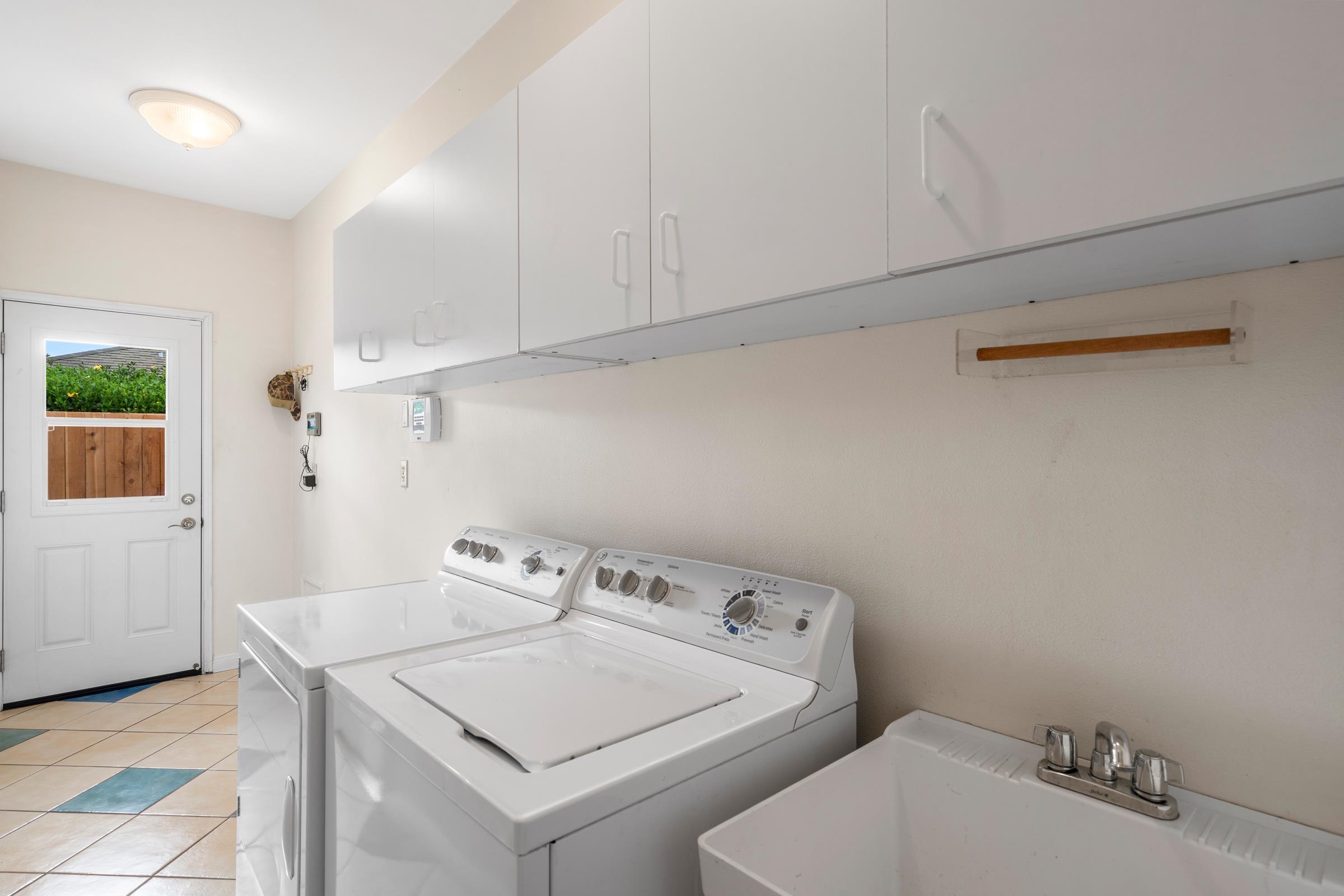 33 U'au Place Kula, HI 96790 - Photo 47 of 50 a utility room with dryer and washer