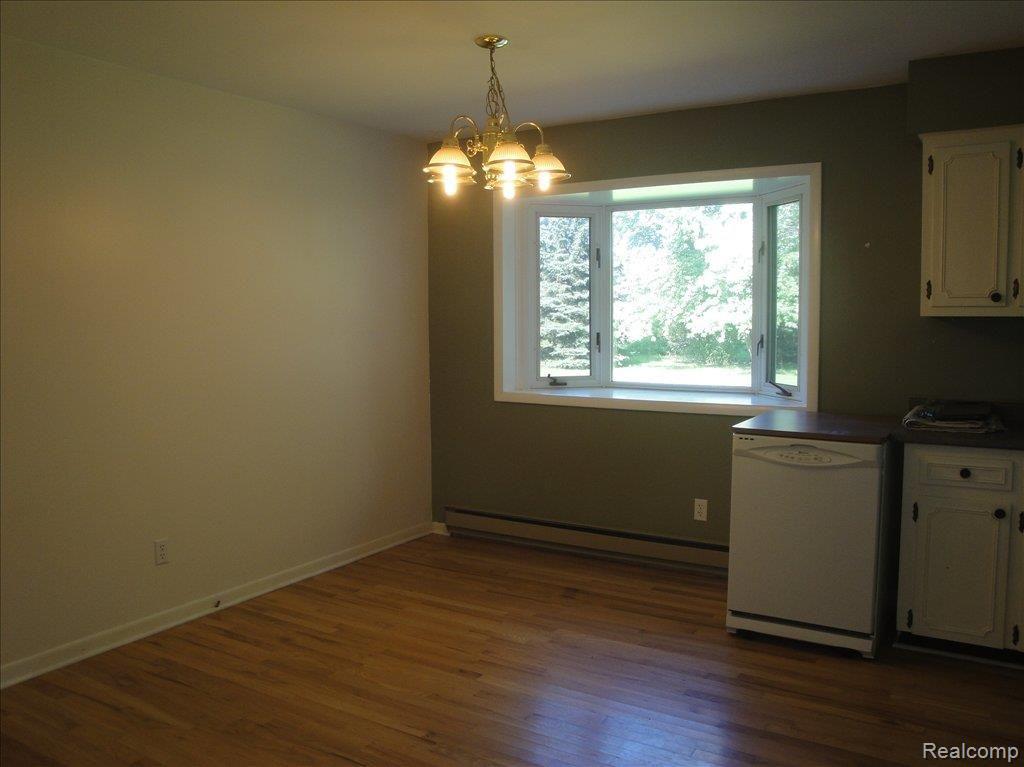 5865 Thomas Road Oxford, MI 48371 - Photo 4 of 10 Dining Room