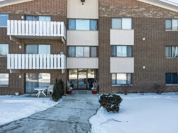 $2,100 | 3000 Bayside Drive, Unit 202, Palatine, IL 60074