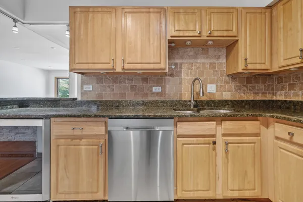 $2,100 | 3000 Bayside Drive, Unit 202, Palatine, IL 60074
