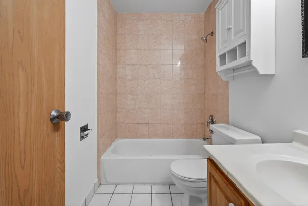 $2,100 | 3000 Bayside Drive, Unit 202, Palatine, IL 60074